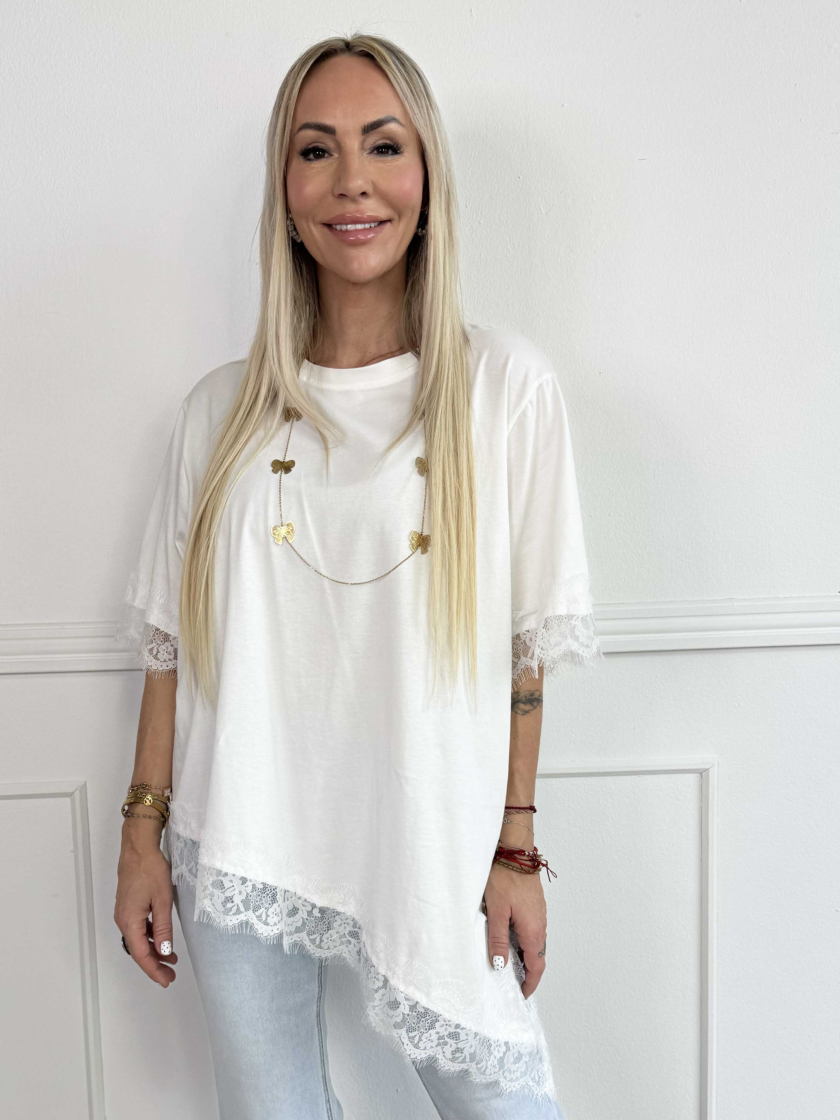 Nitza - T-shirt i blød bomuld med skråtskåret bund og elegante blondekanter